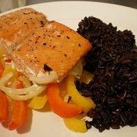 Lachs auf Paprika-Gemüse mit schwarzem Reis