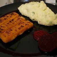 Kindheitsessen (kartoffelbrei mit fischstäbchen und roter beete)