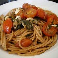 Pasta mit kirschtomaten, rucola und mozarella