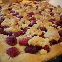 Himbeerkuchen mit weißen Schoko-Streuseln