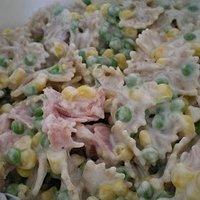 Nudelsalat mit Erbsen und Schinken