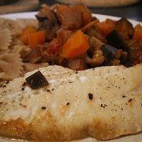 Fischfilet mit Gemüseragout und Nudeln
