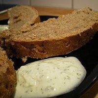 Buttermilchbrot mit Joghurt-Dip