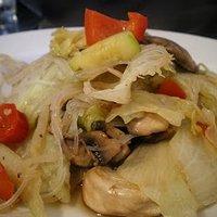 Asiatisches Wok-Gemüse mit Glasnudeln