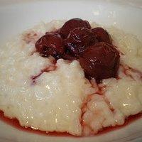 Kokosmilchreis mit heißen Vanille-Kirschen