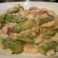 Spargelrisotto mit roten Zwiebeln