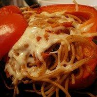 Mit Spaghetti gefüllte Paprika