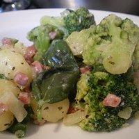 Gnocchi-Pfanne mit Brokkoli und frischem Basilikum