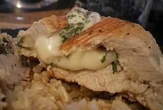 Mozzarella gefülltes puten schnitzel auf reis