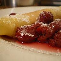 Pfannkuchen mit weißer Schokocreme und heißen Kirschen