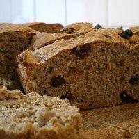 Vollkornbrot mit Rosinen und Sonnenblumenkernen