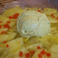 Curry-Eis auf Ananascarpaccio