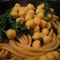 Spaghetti mit Kichererbsen und Spinat