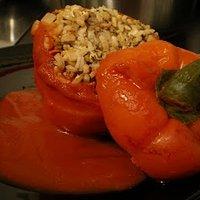 Gefüllte Paprika mit Tomatensauce