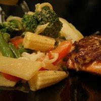 Lachs auf thailändische art mit wok-gemüse und mie-nudeln
