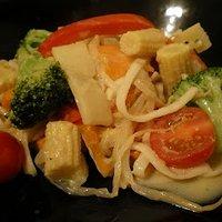 Mie-Nudeln mit Gemüse aus dem Wok