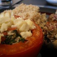 Gefüllte tomaten und gefüllte champignons, dazu couscous