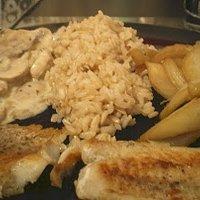 Fischfilet mit wildreis, champignons in kräutersauce und fenchelgemüse