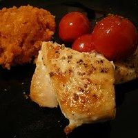 Hähnchenfilet mit gebratenen Kirschtomaten und Tomaten-Polenta