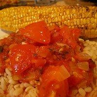 Maiskolben mit honigbutter, tomatengemüse und ebly
