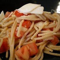 Spaghetti mit Tomaten-Avocado-Salsa