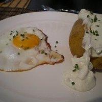 Ofenkartoffel mit Kräuterquark und Spiegelei