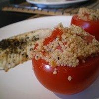 Mit Couscous gefüllte Tomaten