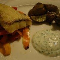 Zanderfilet mit parmesankruste auf gemüsebett mit rosmarin-thymian-kartoffeln und petersilien-joghurt