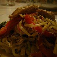Gebratene nudeln mit hühnchen und gemüse