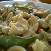 Curry-Nudeln und Obstsalat