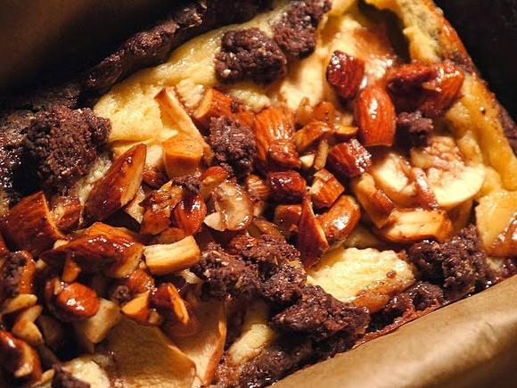 Russischer Bratapfel-Zupfkuchen mit gebrannten Mandeln