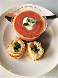 Nachgekocht: kalte tomatensuppe von lamiacucina mit überbackenem ziegenkäse