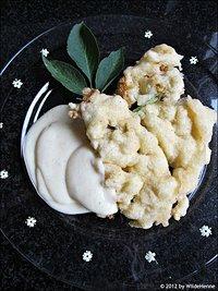 Frittierte Holunderblüten mit Vanillesauce