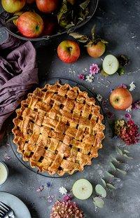 Pumpkin spice apple pie: herbst auf dem kuchenteller
