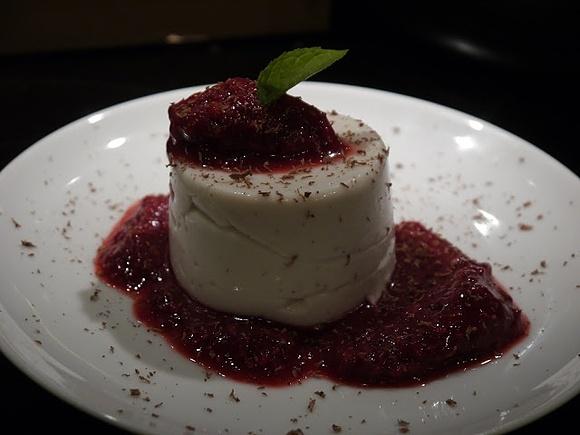 Kokos-Panna Cotta mit Himbeer-Weißwein-Sorbet