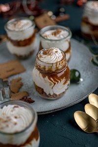 Toffee-Apfel-Quark-Dessert mit Spekulatius Streusel
