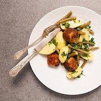 Rezept von zuza zak: lachswürfel in lebkuchenpanade & kartoffel-bohnen-salat