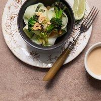 Rezept von anna jones: gerösteter brokkoli mit erdnusssauce
