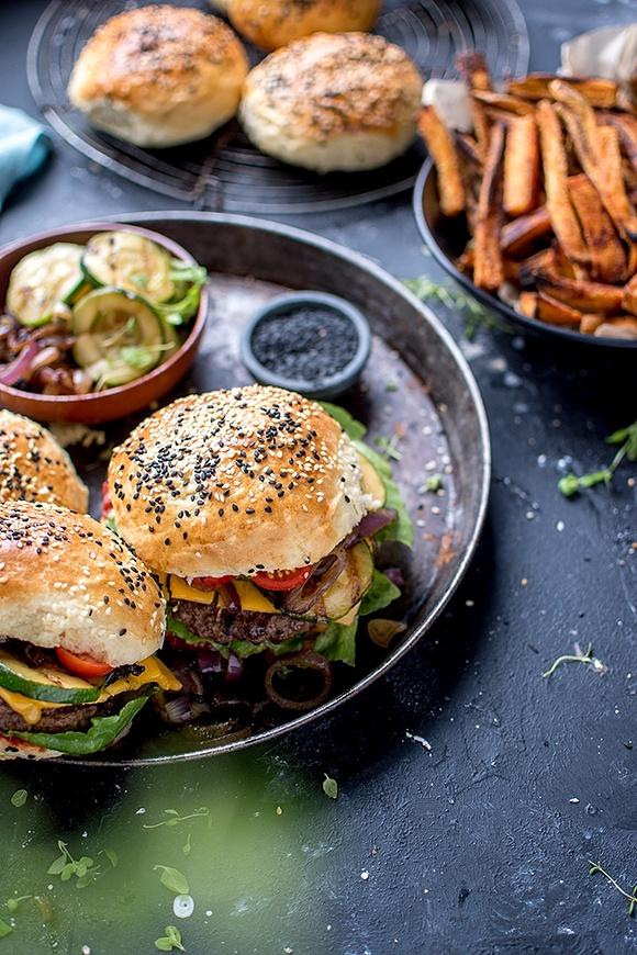 Süßkartoffel pommes aus dem ofen und mediterraner burger