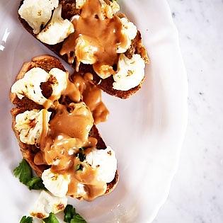 Toast mit Blumenkohl und Cheddar-Stout-Sauce