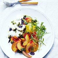 Rezept von annie rigg: bunter salat mit pfirsichen, büffelmozzarella und pistazienpesto