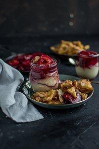 Kaiserschmarrn mit amaretto pflaumen und zimtpudding