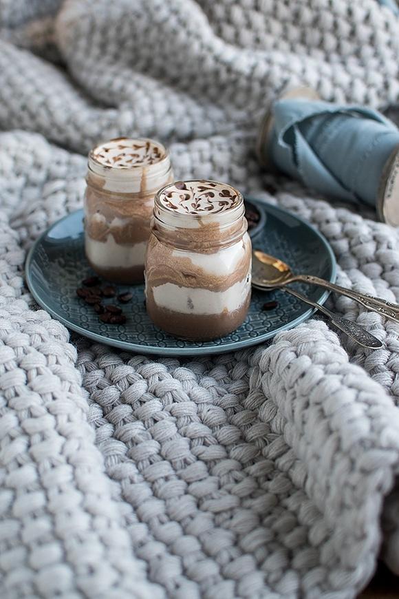Eiskaffee-Mousse mit Schokokern