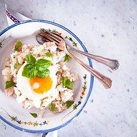 Rezept von eleanor ozich: blumenkohl-couscous mit lachs und spiegelei