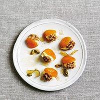 Rezept von sabrina ghayour: gefüllte aprikosen mit walnüssen & clotted cream