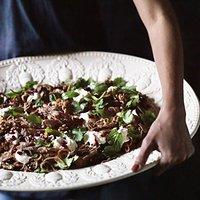 Rezept von rob & sophia palmer: langsam gegarte lammschulter mit labneh, walnüssen und granatapfel