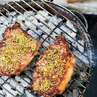 Gegrilltes steak mit limette und thymian-chili-salz