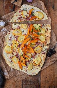 Flammkuchen mit rotweinzwiebeln und kürbis (werbung)