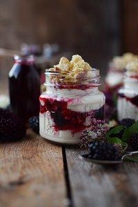 Brombeer sirup und mascarpone dessert mit streuseln