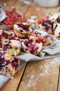 Friands mit sommerbeeren: schneller sonntagskuchen